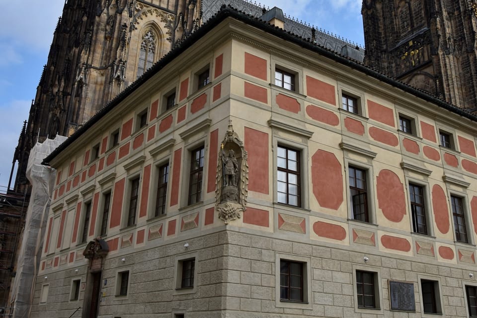 Estatua de san Venceslao en un nicho en una esquina del viejo priorato del Castillo de Praga | Foto: Barbora Němcová, Radio Prague International Estatua de san Venceslao en un nicho en una esquina del viejo priorato del Castillo de Praga | Foto: Barbora Němcová, Radio Prague International