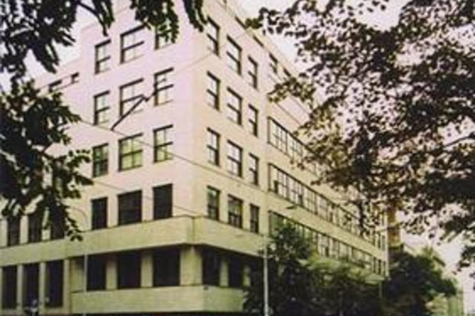 El edificio de la Radiodifusión Checa hoy y durante la ocupación de las tropas del Tratado de Varsovia en 1968. | Foto: APF Český rozhlas El edificio de la Radiodifusión Checa hoy y durante la ocupación de las tropas del Tratado de Varsovia en 1968. | Foto: APF Český rozhlas