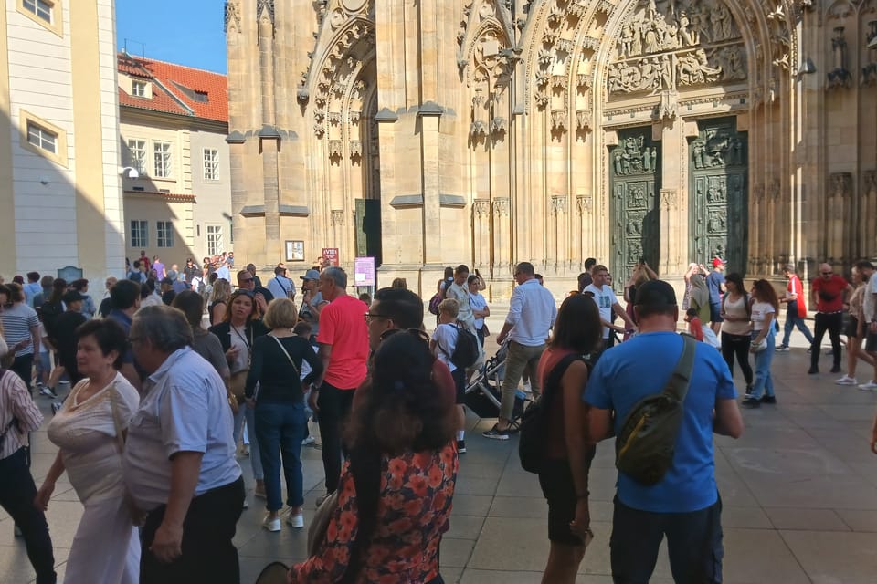 Turistas frente a la Catedral de San Vito | Foto: Lenka Žižková, Radio Prague International Turistas frente a la Catedral de San Vito | Foto: Lenka Žižková, Radio Prague International