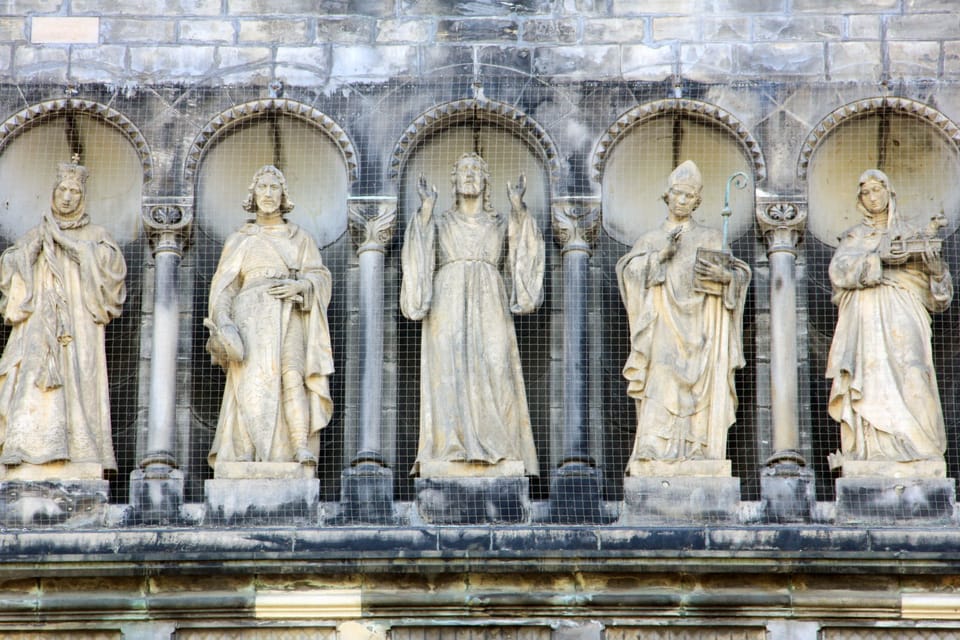 La estatua de 2, 2 metros de san Venceslao está en una fila de santos junto a la estatua de Cristo. El autor es Čeněk Vosmík | Foto: Barbora Němcová, Radio Prague International La estatua de 2, 2 metros de san Venceslao está en una fila de santos junto a la estatua de Cristo. El autor es Čeněk Vosmík | Foto: Barbora Němcová, Radio Prague International