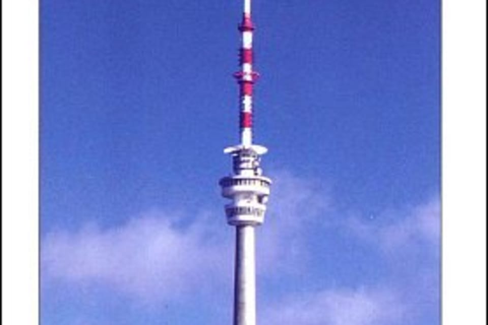 Praded El mirador está situado en la Región Moravosilesia,  en la cima de la montaña de Praded,  a 1491 metros s.n.m. El mirador original fue de piedra. En los años 80 del siglo pasado se edificó en Praded una torre de televisión de 162 metros de alto.