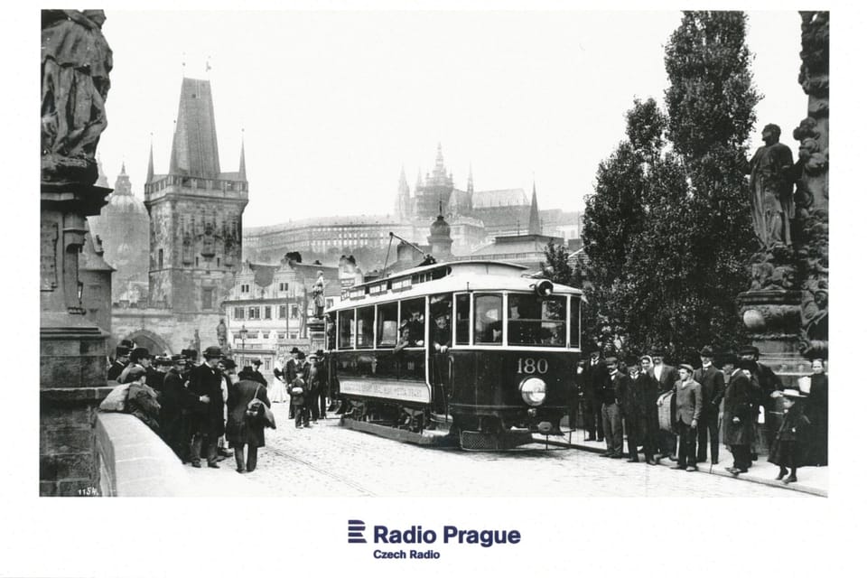 Un tranvía pasa por el puente de Carlos  (1905-1908),  foto: Archivo de la Empresa de Transporte Público de Praga 