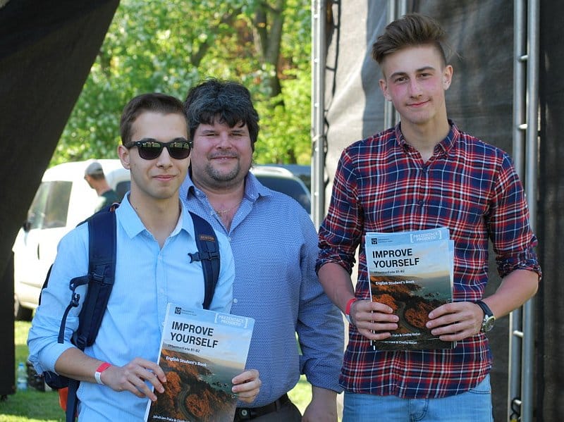 Estudiantes De Secundaria Utilizan Manual De Ingles Escrito Por Sus Companeros De Clase Radio Prague International