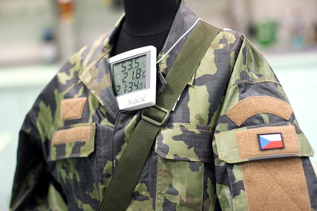 Tejidos inteligentes camuflan a soldados y protegen a bebés | Radio Prague  International