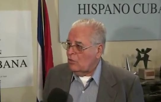 El opositor cubano Elizardo S nchez explica en Praga la situaci n